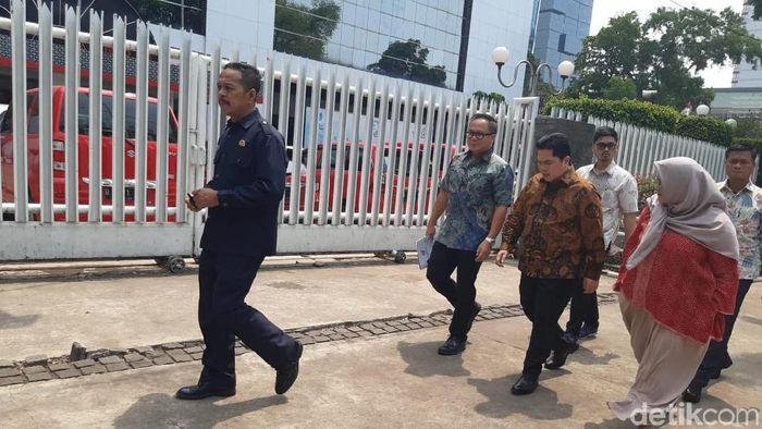 Menteri BUMN Erick Thohir (tengah batik cokelat)/Foto: Achmad Dwi Afriyadi/detikFinance Menteri BUMN Erick Thohir (tengah batik cokelat)/Foto: Achmad Dwi Afriyadi/detikFinance