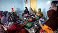 Tak hanya memberi keuntungan bagi dirinya sendiri, usaha pengolahan kepiting rajungan ini juga memberi berkah bagi warga di sekitar tempat usahanya tersebut. Pasalnya, Al Izhar turut mengajak ibu-ibu di sekitar tempat usahanya untuk bekerja mengupas cangkang kepiting rajungan.