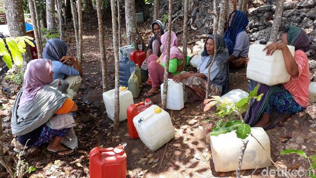 Potret Warga di Gunungkidul Antre Berjam-jam Cari Air dari Pipa Bocor