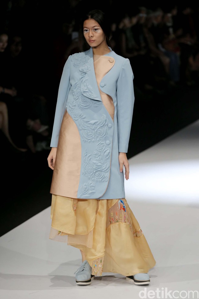 Fashion show koleksi terbaru Mel Ahyar bertema Skins menampilkan busana berbahan limbah di Jakarta Fashion Week 2020, Senayan City, Jakarta. Senin 28/10/2019]. Foto: Rachman Haryanto/detikcom
