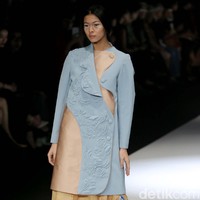 Fashion show koleksi terbaru Mel Ahyar bertema Skins menampilkan busana berbahan limbah di Jakarta Fashion Week 2020, Senayan City, Jakarta. Senin 28/10/2019]. Foto: Rachman Haryanto/detikcom