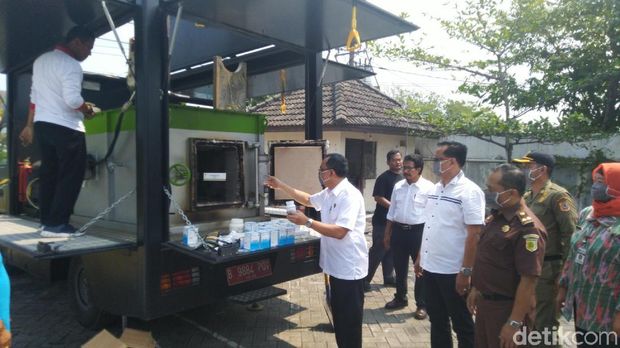 Obat ilegal dan kedaluwarsa senilai Rp 3 miliar dimusnahkan di Semarang.