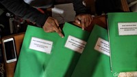 Layaknya menabung di bank-bank lainnya, warga yang menyetorkan sampah-sampah anorganik ke bank sampah akan mendapatkan uang tunai yang tercatat di dalam buku tabungan yang akan diberikan Bank Sampah Majelis Taklim Kecamatan Koja.