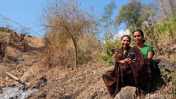 Keceriaan tergambar jelas di wajah mereka. Warga desa kini bisa berkomunikasi dengan famili di kota lain atau yang merantau sampai ke Jakarta. (XL)