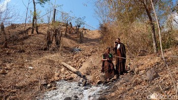 Tampak penduduk mengakses internet di lereng dekat BTS di Aewora. (XL)