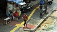 Akibatnya, akses pejalan kaki pun menjadi terhambat dan tidak nyaman.