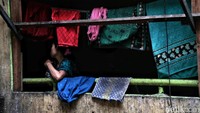Jemuran pakaian juga menambah suasana rusun bertambah kumuh.