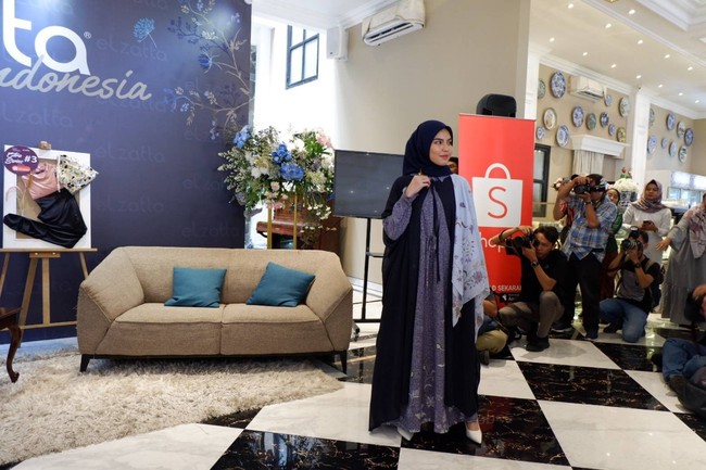 Koleksi busana muslim berwarna lebih gelap berikut cocok digunakan untuk pesta. Foto: Gresnia Arela/Wolipop