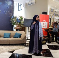 Koleksi busana muslim berwarna lebih gelap berikut cocok digunakan untuk pesta. Foto: Gresnia Arela/Wolipop