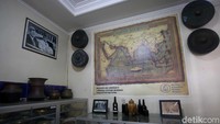Di salah satu dinding di Museum Sri Serindit nampak terpasang sebuah peta jalur sutra maritim. Seperti diketahui, kondisi Indonesia yang berada di letak strategis membuat sejumlah pedagang dari berbagai negara di dunia banyak melintas kawasan Indonesia menggunakan jalur laut untuk tujuan perdagangan.