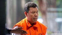 Dolly Pulungan ditetapkan KPK sebagai tersangka kasus dugaan suap terkait distribusi gula. Ia diduga menerima suap sebesar SGD 345 ribu dari pihak swasta.