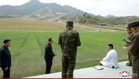 Kim Jong-un juga menyindir Korea Selatan. Ia menyebut resor spa sempurna di Korea Utara ini sangat berbeda dengan dibangun Korea Selatan di Gunung Kumgang. (KCNA)