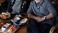 Foto: Instagram @kimberlyryder dan @edward_akbarKimberly Ryder dan suaminya juga memamerkan momen romantis saat sedang sarapan di Belanda.
