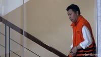 KPK menduga Dolly meminta uang SGD 345 ribu untuk keperluan pribadi kepada PT Fajar Mulia Transindo selaku distributor yang dimenangkan perseroan dalam lelang distribusi gula. Selain Dolly, mantan Direktur Pemasaran PTPN III I Kadek Kertha Laksana turut ditetapkan sebagai tersangka oleh KPK.