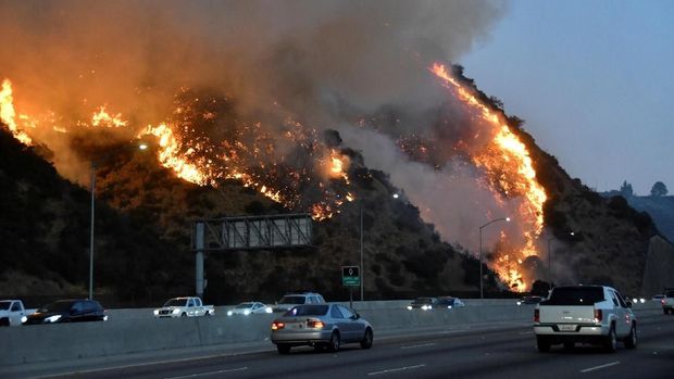 Penampakan kebakaran hutan yang disebut 'Getty Fire' di Los Angeles pada 28 Oktober