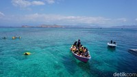 Kapal kecil ini yang jadi transportasi penghubung antara kapal pesiar dan dermaga atau spot pemberhentian yang belum tentu bisa disandari kapal pesiar (Ahmad Masaul Khoiri/detikcom)