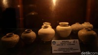 Beberapa artefak sisa peninggalan kerajaan tersebut diantaranya adalah berbagai peninggalan China dari era Dinasti Tang, Chung, Yuang, Ming dan Qing. 