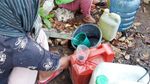 Potret Warga Gunungkidul Cari Air Bersih dari Bocoran Pipa