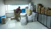 Surat tersebut diterima dan beberapa personel Tim Cobra menuju gudang PT QNet.
