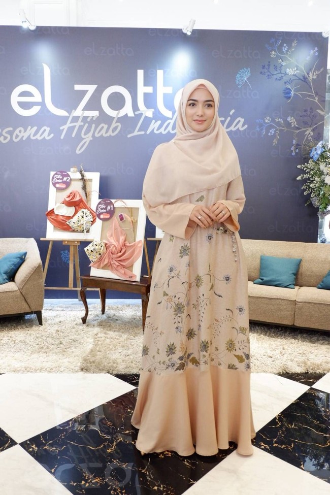 Tunangan Rezky Aditya ini memang kerap tampil dengan hijab bahan voal yang gampang dibentuk. Dia pun hanya memakai satu jarum pentul dan membentuk hijabnya dengan gaya yang simpel. Foto: gresnia/wolipop