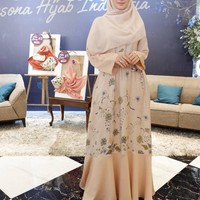 Tunangan Rezky Aditya ini memang kerap tampil dengan hijab bahan voal yang gampang dibentuk. Dia pun hanya memakai satu jarum pentul dan membentuk hijabnya dengan gaya yang simpel. Foto: gresnia/wolipop