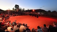 Jumat lalu (25/10) pendakian ke Gunung Uluru di Australia resmi ditutup permanen. Di hari terakhirnya, Syuku Anangu, Aborigin menghibur wisatawan yang datang dengan pertunjukan lagu dan tari-tarian. (Saeed Khan/AFP)