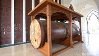 Nampak sebuah bedug berukuran besar berada di salah satu sisi masjid.