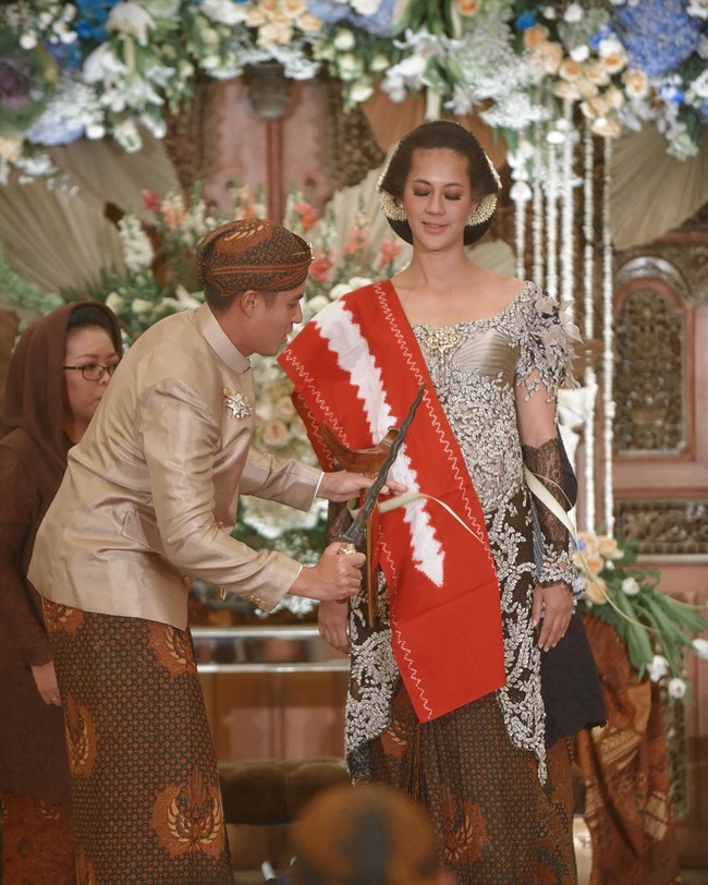 Pada Sabtu (19/10/2019) Paula Verhoeven dan Baim Wong menggelar acara tujuh bulanan mewah di The Tribrata, Jakarta Selatan. Keduanya juga menggelar acara dengan adat Jawa. Paula tampil cantik dengan sanggul tradisional dan kebaya saat prosesi siraman sampai sesi foto bersama para tamu. Foto: Instagram/@paulaverhoeven