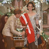 Pada Sabtu (19/10/2019) Paula Verhoeven dan Baim Wong menggelar acara tujuh bulanan mewah di The Tribrata, Jakarta Selatan. Keduanya juga menggelar acara dengan adat Jawa. Paula tampil cantik dengan sanggul tradisional dan kebaya saat prosesi siraman sampai sesi foto bersama para tamu. Foto: Instagram/@paulaverhoeven