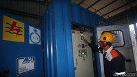 Pekerja beraktivitas di pembangkit listrik bertenaga diesel (PLTD) Pulau Laut, Natuna, Kepulauan Riau.