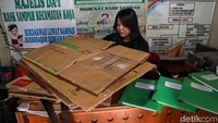 Untuk menarik minat masyarakat agar mau mengumpulkan beragam sampah anorganik untuk kembali didaur ulang, bank sampah pun menawarkan uang tunai kepada para nasabahnya.