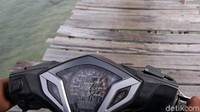 Warga yang melintas di atas jalan yang tersusun dari jejeran kayu tersebut harus berhati-hati saat melintasi jalan tersebut.