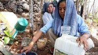 Bermodal gayung, mereka secara bergantian meletakkan gayung di bawah saluran air yang terbuat dari potongan pipa. Saluran tersebut berfungsi mengalirkan air yang berasal dari bocoran pipa.