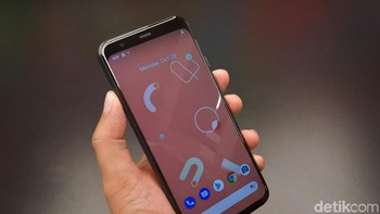 Mengusung P-OLED berukuran 5,7 inch dengan refresh rate 90 Hz. Foto: Adi Fida Rahman/detikINET