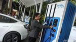 Deddy Corbuzier Coba Ngecas Mobil Listriknya di SPKLU PLN UID