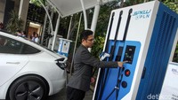 Di depan Kantor Distribusi Jakarta Raya sendiri ada tiga unit SPKLU yang terdiri dari Ultra Fast Charging, Fast Charging, dan Normal Charging.