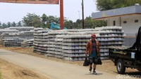 Para pekerja berompi hilir mudik di sekitar area proyek reaktivasi Stasiun Kereta Cipatat, yang tertidur sejak 2012 lalu. 