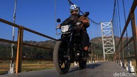 Jembatan ini hanya diperuntukkan untuk pejalan kaki, pengguna sepeda dan sepeda motor.