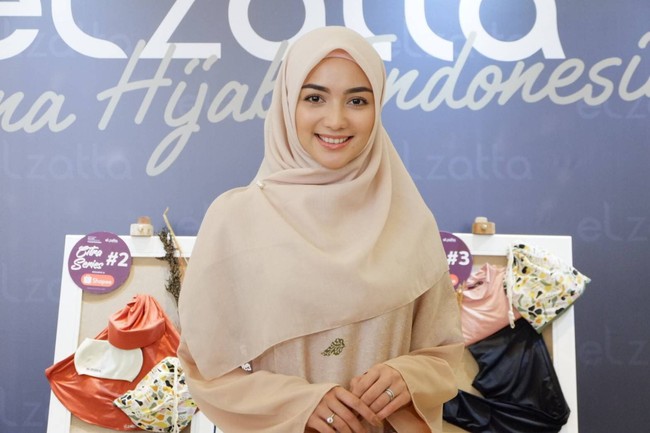 Seperti dalam acara Elzatta Pesona Hijab Indonesia, ia memakai jilbab segiempat bahan voal warna nude, yang ia bentuk menutupi bagian dada dan dipercantik dengan tuspin mutiara. Foto: gresnia/wolipop