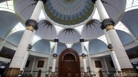 Selain terdiri dari satu kubah besar dan enam kubah kecil, Masjid Agung Natuna juga dilengkapi 12 kubah tingkat terbawahnya. Pemilihan 12 kubah tersebut melambangkan hari kelahiran Nabi Muhammad SAW.