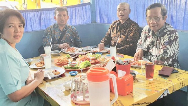 Jokowi hingga AHY, Momen Seru Para Politisi Saat Makan Bebek Jokowi hingga AHY, Momen Seru Para Politisi Saat Makan Bebek