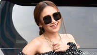 Ayu tampil dengan busana polkadot serba hitam-putih. Foto: Noel/detikHOT