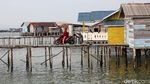 Uji Nyali Lintasi Jalan Kayu di Pulau Sedanau Natuna
