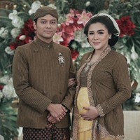 Vicky Shu dan Ade Imam selalu mengusung adat Jawa kental dalam perayaan kehidupan mereka. Mulai dari pernikahan hingga tujuh bulanan. Vicky dan suami kompak memakai baju adat bermotif lurik warna cokelat dan kain batik motif truntum. Foto: Instagram/@vickyshu