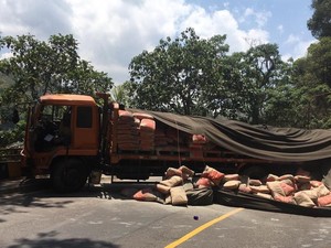 2 Pedagang Asongan Tewas Diseruduk Truk di Cadas Pangeran