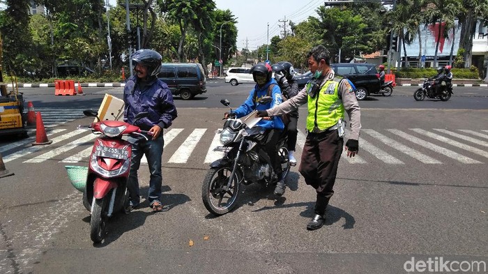 Puluhan pengendara roda dua menghidari petugas Operasi Zebra Semeru 2019 di Taman Bungkul, Jalan Darmo. Banyak yang nekat melawan arus hingga pura-pura kehabisan bensin.