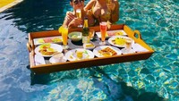 Floating breakfast ala Mike dan Janisa super enak nih! Pilihan makanannya lengkap, mulai dari nasi goreng, buah segar, sampai waffle. Nyamm! Foto: Instagram