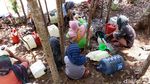 Potret Warga Gunungkidul Cari Air Bersih dari Bocoran Pipa