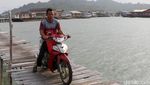 Uji Nyali Lintasi Jalan Kayu di Pulau Sedanau Natuna