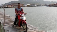 Kondisi rumah warga yang tak sedikit menjorok ke laut tersebut membuat jalan kayu menjadi satu-satunya akses bagi warga untuk beraktivitas sehari-hari.
